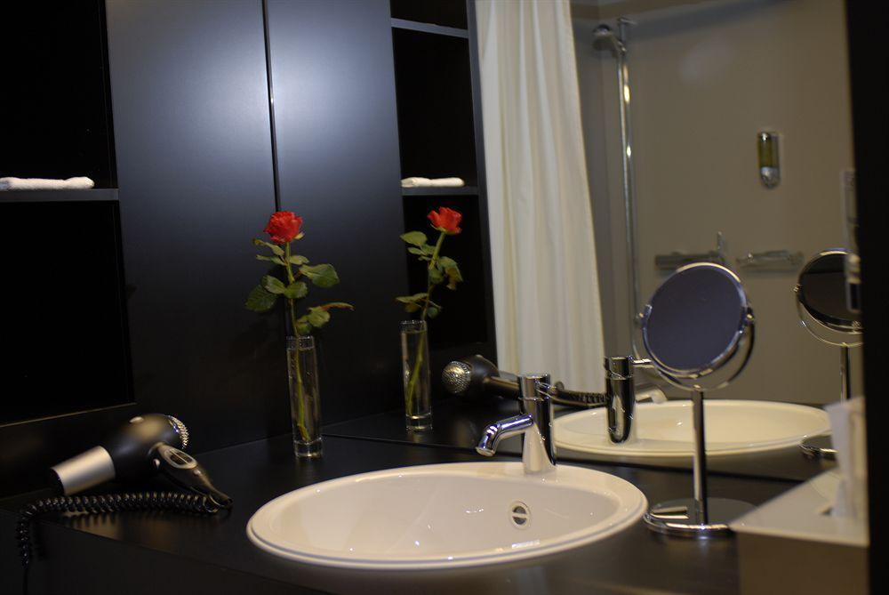 Dasbreitehotel Am Rhein Bâle